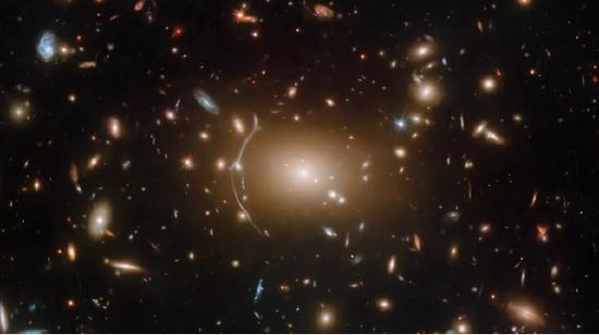 Abell 611星系团距离地球大约32亿光年,该星系团很可能是由暗物质维系在一起,科学家正在努力洞察暗物质,因为传统仪器无法探测到该物质。
