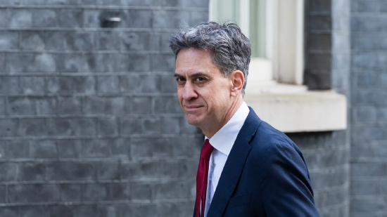 2026 年 3 月 3 日，英国伦敦，能源安全与净零排放大臣埃德・米利班德抵达唐宁街，出席春季财政声明发布前的内阁会议。