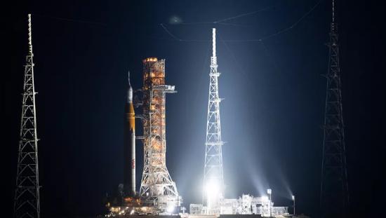 发射台上的太空发射系统(SLS)火箭。作为美国国家航空航天局(NASA)阿尔忒弥斯1号任务的主要飞船,猎户座太空舱将搭载该火箭发射升空