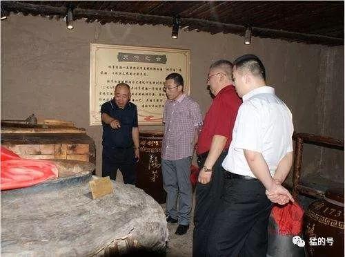 参观老作坊,喝药不忘泡药人