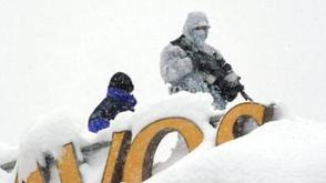 狙击手屋顶积雪中持枪待命