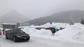 罕见暴雪致交通瘫痪