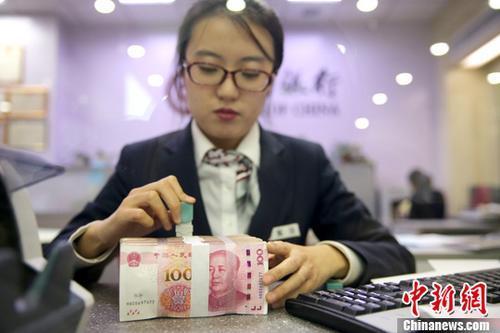 资料图:山西太原,银行工作人员清点货币。中新社记者 张云 摄