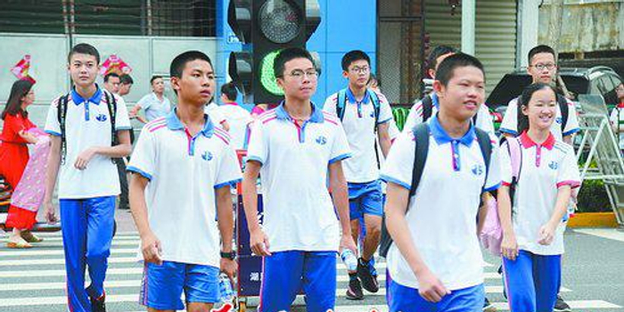 中考今天开考厦门下起大雨 语文作文题写充电