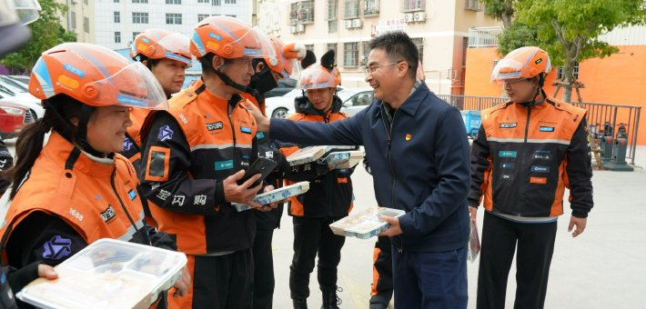 迎新春送温暖 关爱骑手在行动