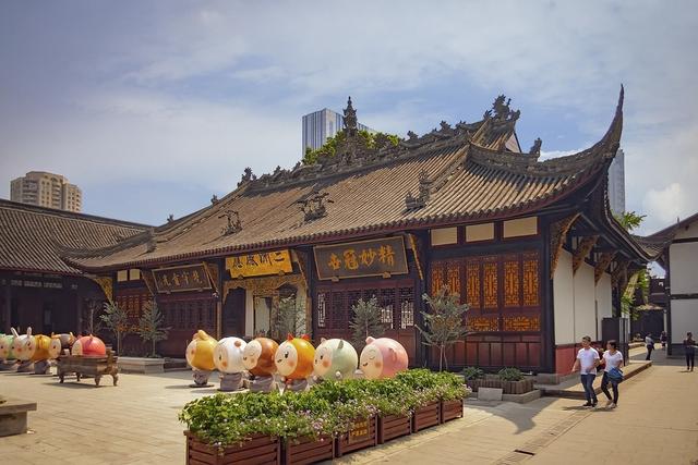 大慈寺是成都著名的古寺,位于成都市中心地区,相传始建于隋唐时玄宗赐