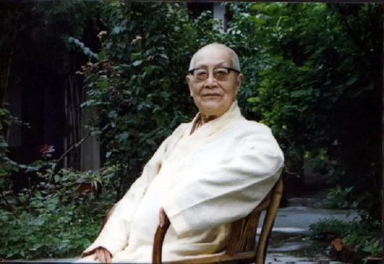 隆莲法师简介:(1909~2006),四川尼众佛学院倡办者、首任院长,被尊称中国当代第一比丘尼