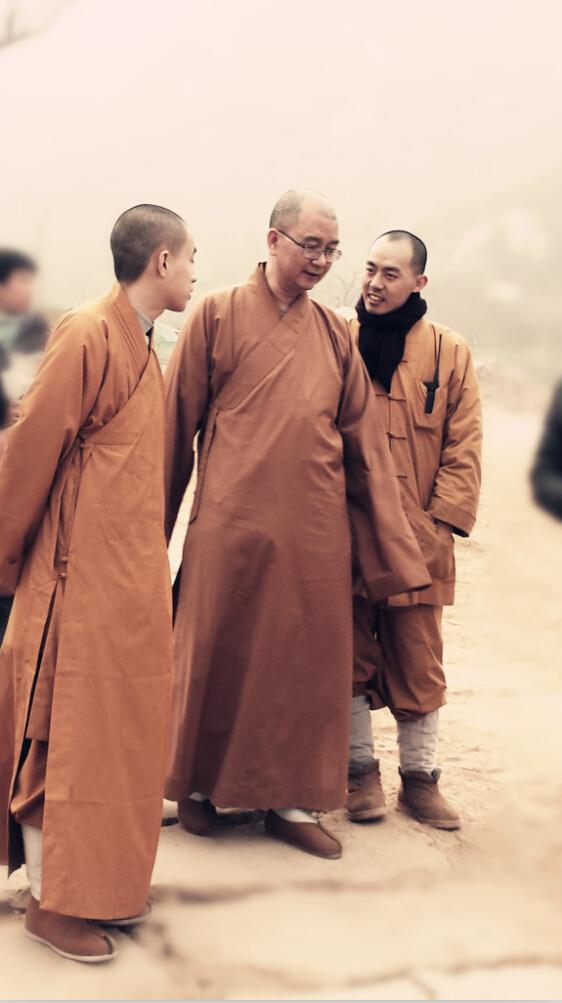 学诚法师和他的弟子(图:龙泉论坛)