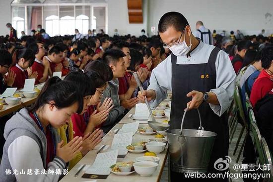 青年于佛光山体验‘过堂’