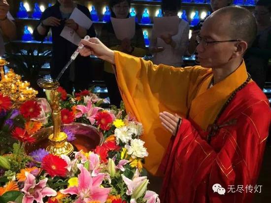 以勺盛满香汤,从佛像顶浇灌而下。边浴佛边念诵“南无本师释迦牟尼佛”