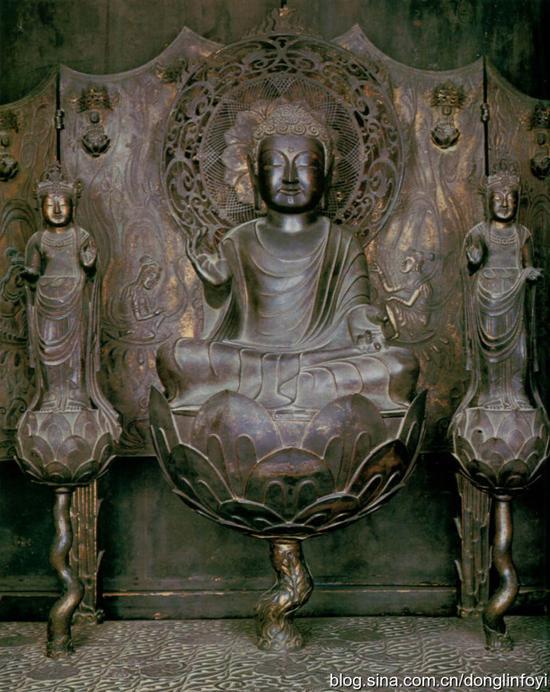 铜像镀金,中尊像高33.3 cm,胁侍像高27.0 cm