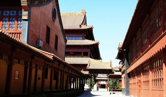 在中国佛教寺庙的建筑中,殿堂是寺院建筑的主体。