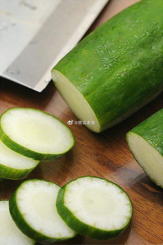 素食养生:炒暴腌黄瓜片(图片来源:慈实素食)