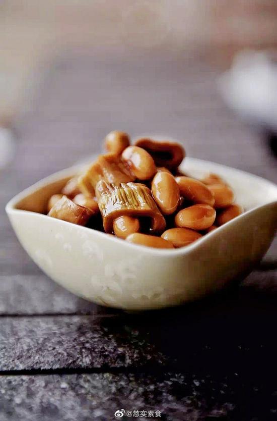 素食养生:黄豆烧扁尖笋(图片来源:慈实素食)