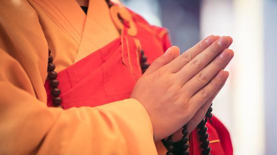 《佛说业报差别经》中说道“若有众生,恭敬合掌,得十种功德”(图:上海玉佛禅寺)