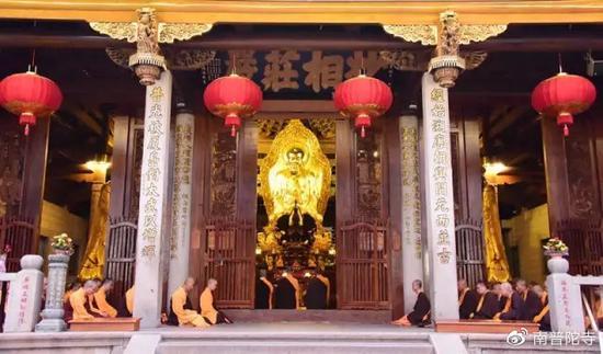 在寺院里不能踩门槛,与其说是禁忌,不如说是包含了吉祥寓意和文化内涵。(图片来源:南普陀寺)