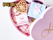 视频：付辛博颖儿大婚伴手礼请柬曝光 樱花粉色幸福洋溢