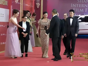 视频：上影节闭幕红毯 金爵奖评委姜文张震秦海璐等亮相