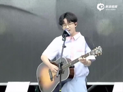 视频：2018粉丝嘉年华 《明日之子》钟易轩温柔弹唱《十七岁的夏天》