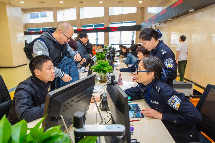 市车管所办证大厅重新启用，新增 “警医邮”便民服务点