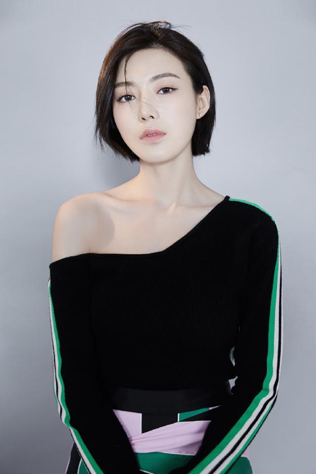 各位能认得她是谁吗？目前由她演的一部剧正在热播！