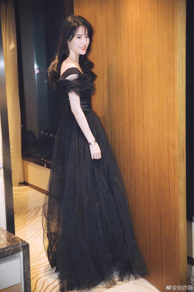 刘亦菲剪空气刘海真好看，黑色纱裙绝了，网友：果然是神仙颜值！