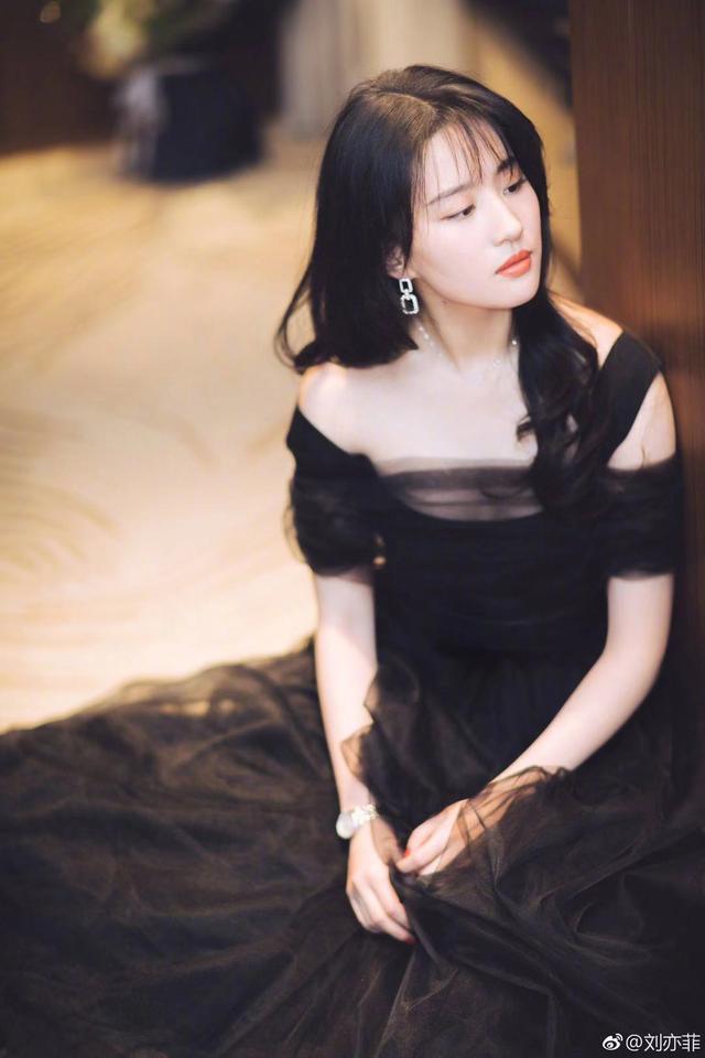 刘亦菲剪空气刘海真好看，黑色纱裙绝了，网友：果然是神仙颜值！