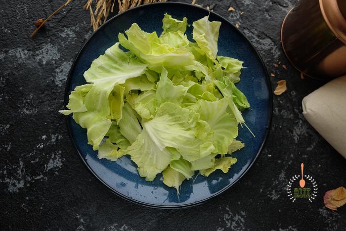 这菜一上桌，立刻抢光，大鱼大肉被冷落，用时不到3分钟，学不学