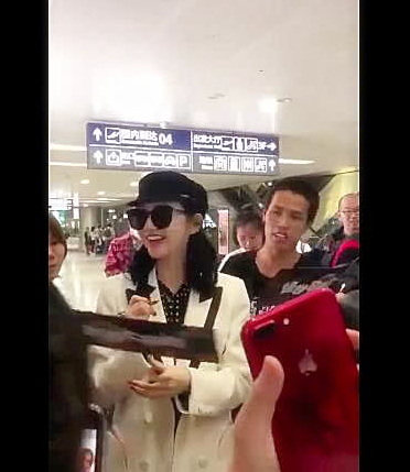 当年扑倒刘亦菲的人，又来跟景甜求婚了，景甜玩笑般回应却被当真