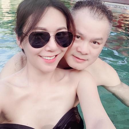 洪晓蕾离婚2年…裸肩亲密依偎中年男　甜喊「LOVE」网嗨了：恭喜