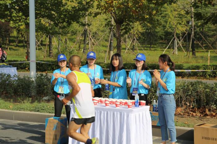郑航学子助力龙湖国际半程马拉松 身体力行传播志愿者精神