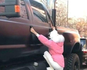 4个车位才能让它停下！坐过一次就有阴影：上车跟攀岩似的，太累