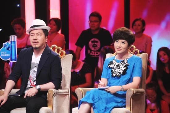 妻子比自己小9岁，结婚多年一直不生孩子，如今48岁妻子如少女