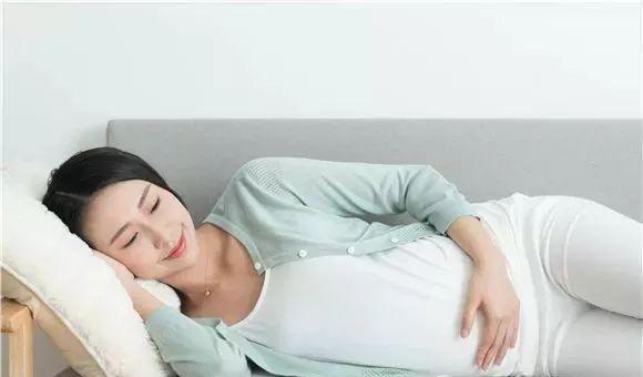 怀孕7个月，平躺对宝宝有影响吗？孕期什么睡姿最好？
