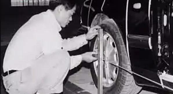 吉利制造的第一台车原来叫吉利一号，还是奔驰跟红旗的杂交