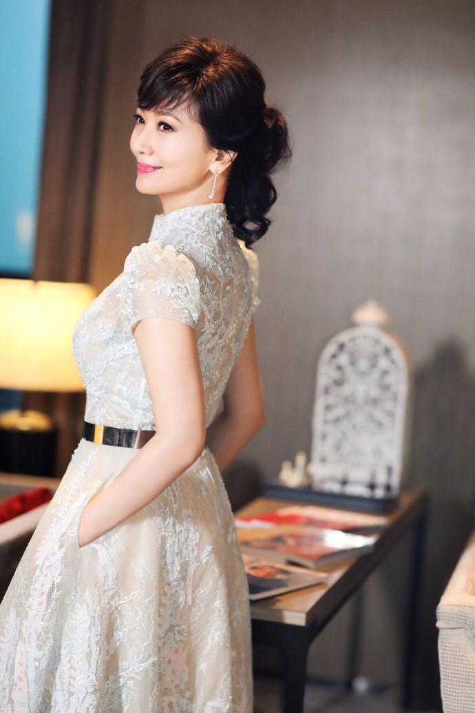 不愧是最美白娘子，64岁的赵雅芝穿上白色连衣裙，依旧美如天仙