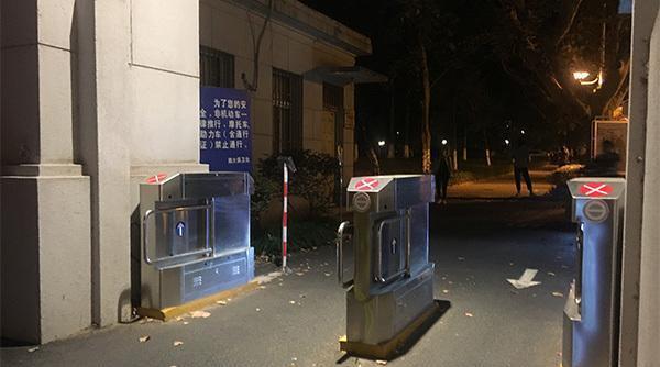 南京大学设置“门禁”引发争议，非本校师生不得入内？
