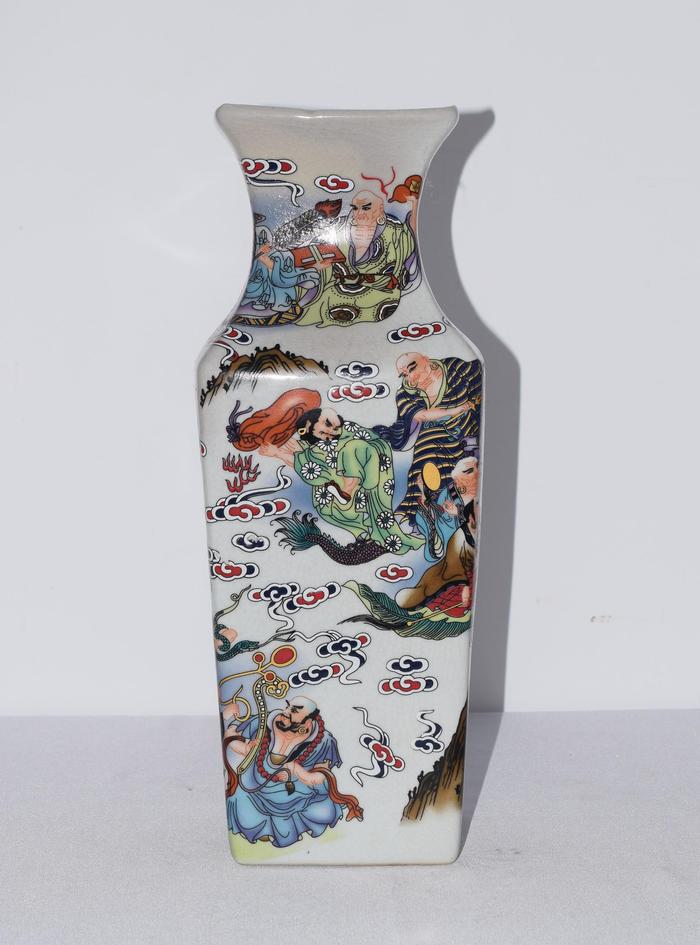 清代瑰宝“十八罗汉图方瓶”，精彩亮相海外拍卖市场