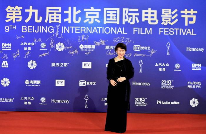 栗原小卷北京电影节红毯优雅现身，和她合作过的演员高飞现在好吗