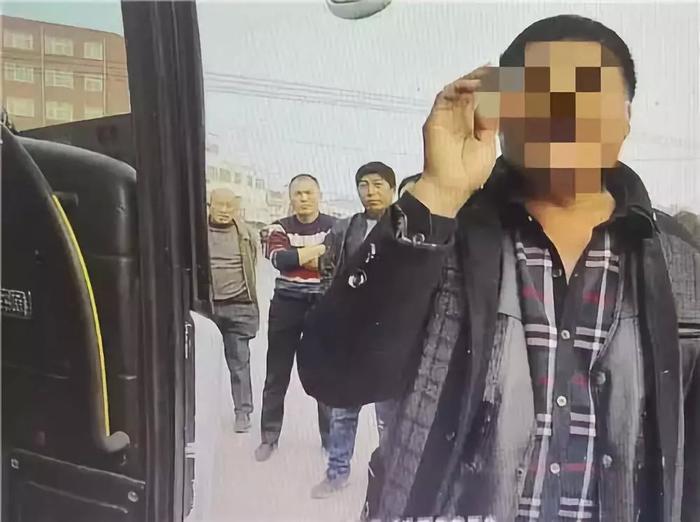 漯河至西华客车上，一乘客无理拽拉档杆被刑拘