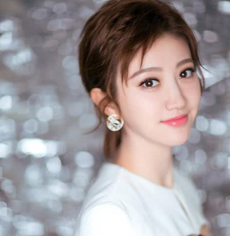 当年扑倒刘亦菲的人，又来跟景甜求婚了，景甜玩笑般回应却被当真