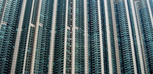 香港房子非常密集，而且房价是世界第二高，其实香港还有大片农田