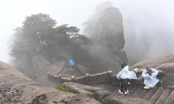 黄山最高峰莲花峰3月23日正式对外开放，停休五年后人气依然很旺