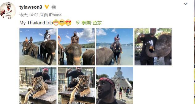 山东外援劳森在泰国旅游很开心，水中骑大象，和老虎合影做鬼脸