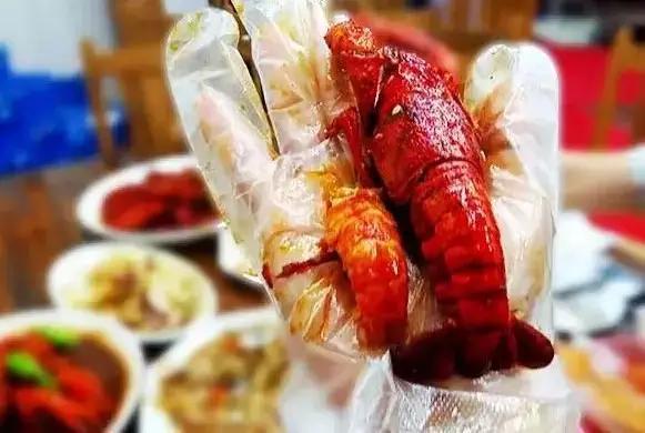朋友请吃小龙虾，看到满桌“完整”虾头，老板：不会吃就别吃