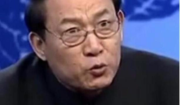 大叔从古董地摊买了一锭金子，花了几千块钱，专家鉴定足有400克