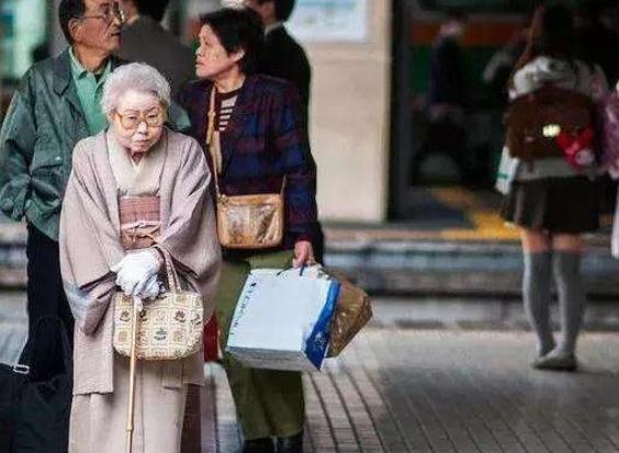 日本人很讲礼貌，为什么不喜欢给老人让座？外地人别闹笑话了