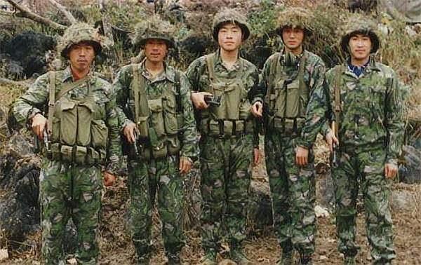对越自卫反击战，为何12名侦察兵都壮烈牺牲？和一个越南老头有关
