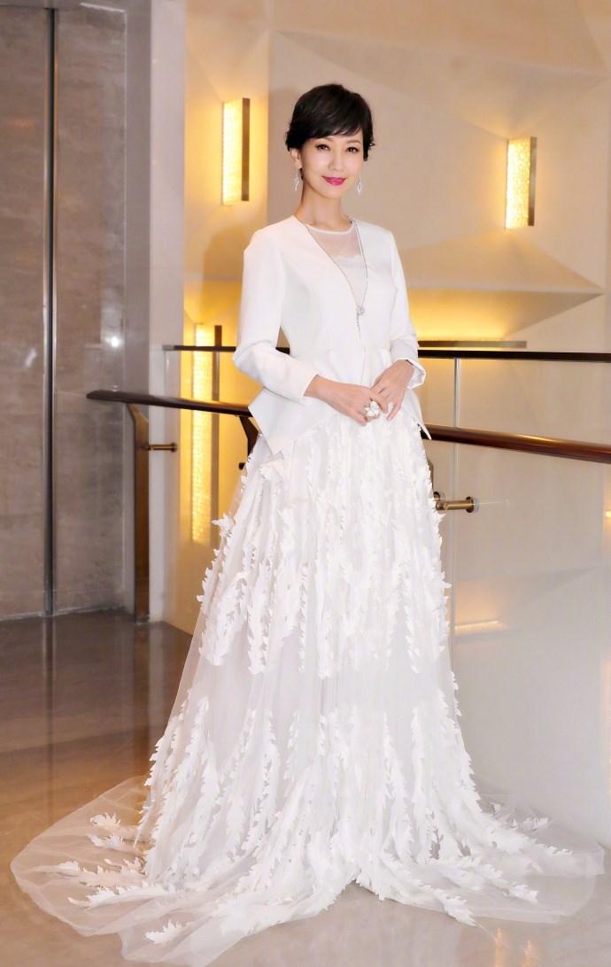 不愧是最美白娘子，64岁的赵雅芝穿上白色连衣裙，依旧美如天仙