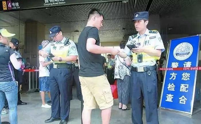 在火车站遇到警察查身份证，为何不能拒绝？后果非常严重！